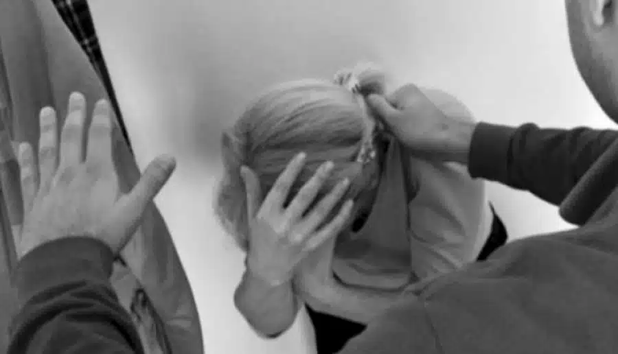 Kërkoi ndarjen e shtëpisë, tentoi ta kapte nënën për fyti – pejani procedohet për dhunë në familje Kërkoi ndarjen e shtëpisë, tentoi ta kapte nënën për fyti – pejani procedohet për dhunë në familje