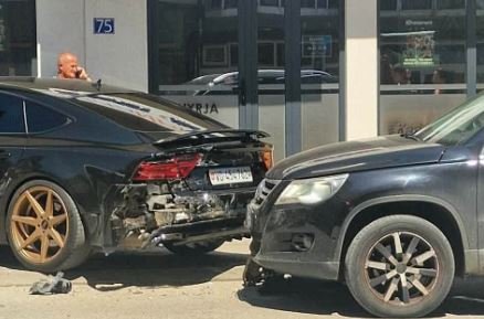 Dy persona lëndohen në një aksident mes dy veturave në Istog Dy persona lëndohen në një aksident mes dy veturave në Istog