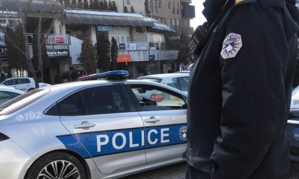 Ekskluzive | Të shtëna në aheng familjar në Pejë – 29-vjeçari dorëzon armën pas ndërhyrjes së Policisë Ekskluzive | Të shtëna në aheng familjar në Pejë – 29-vjeçari dorëzon armën pas ndërhyrjes së Policisë