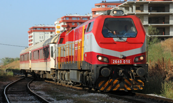 Ekskluzive: Ngjarje e rëndë në Pejë, treni godet për vdekje një grua Ekskluzive: Ngjarje e rëndë në Pejë, treni godet për vdekje një grua