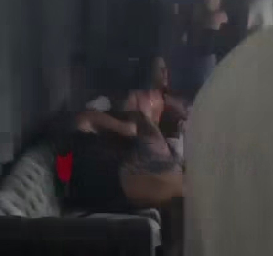 Rrahje mes dy vajzave në një diskotekë, ndërhyri sigurimi për të qetësuar situatën Rrahje mes dy vajzave në një diskotekë, ndërhyri sigurimi për të qetësuar situatën