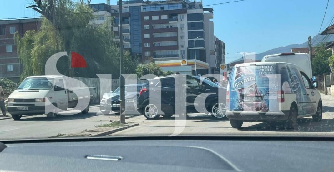 Aksident në Pejë, përplasen veturat në rrugën drejt Vitomiricës Aksident në Pejë, përplasen veturat në rrugën drejt Vitomiricës