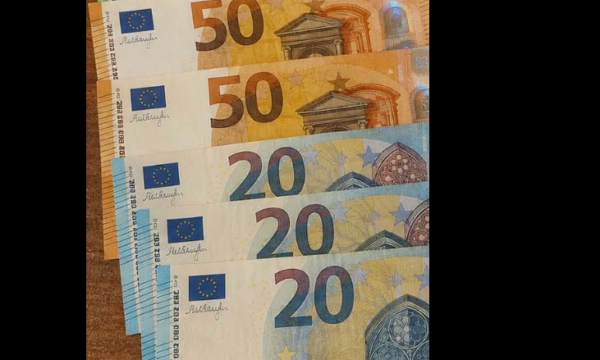14-vjeçarja gjen portofol me 260 euro dhe e dorëzon në Polici 14-vjeçarja gjen portofol me 260 euro dhe e dorëzon në Polici