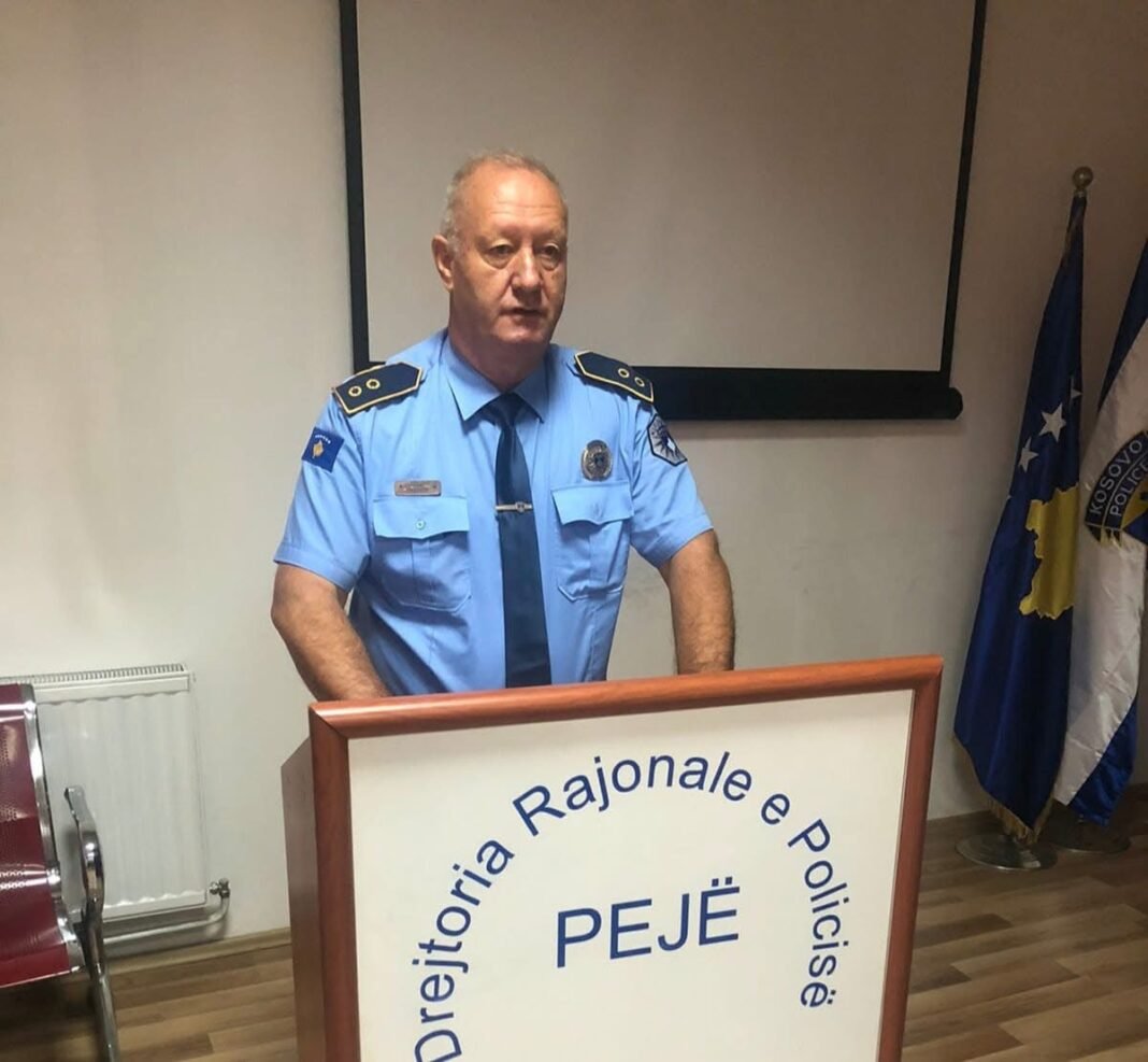 “Zëri” i Policisë në Pejë pensionohet, togeri Fadil Gashi mbyll karrierën pas 35 vitesh shërbim “Zëri” i Policisë në Pejë pensionohet, togeri Fadil Gashi mbyll karrierën pas 35 vitesh shërbim