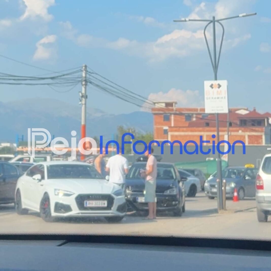 Aksident trafiku pranë Shkollës Ekonomike në Pejë Aksident trafiku pranë Shkollës Ekonomike në Pejë