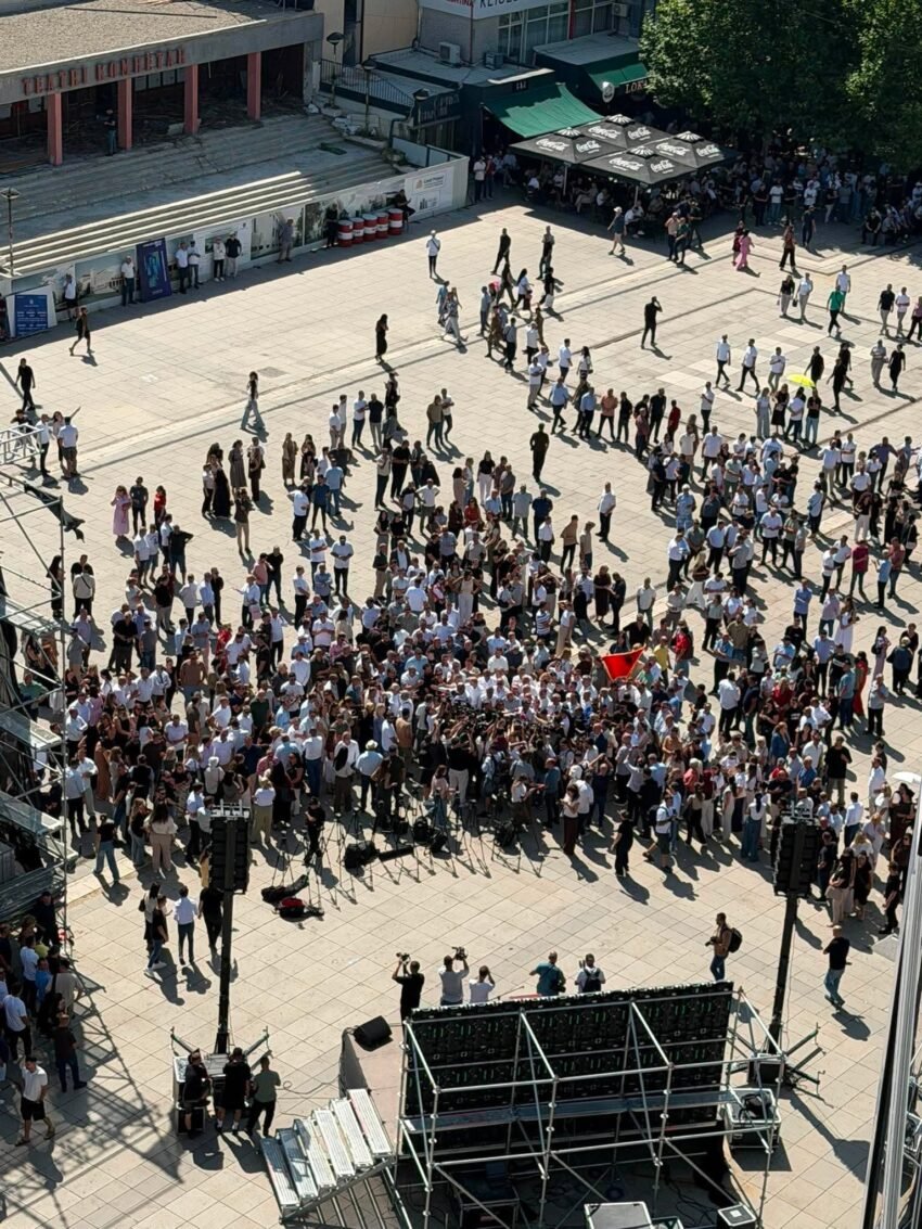 Nis protesta e kryetarëve të komunave para Qeverisë Nis protesta e kryetarëve të komunave para Qeverisë