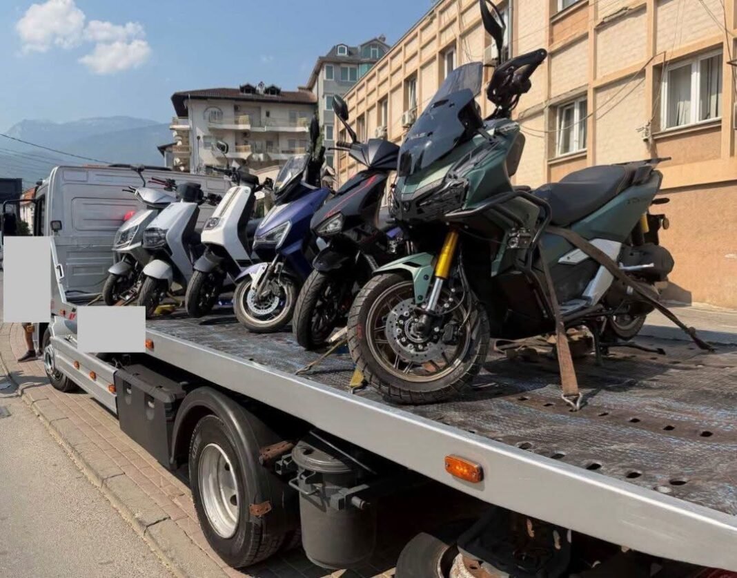 Policia sekuestron gjashtë motoçikleta në Pejë, kontrollet do të vazhdojnë edhe në ditët në vijim Policia sekuestron gjashtë motoçikleta në Pejë, kontrollet do të vazhdojnë edhe në ditët në vijim